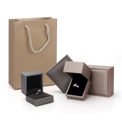 PU Leather Fabric Gold Ring Packaging Box Customized With Statin Lining
